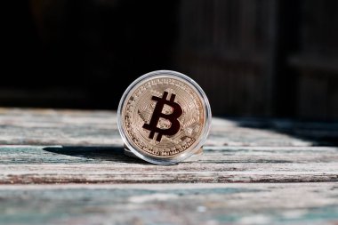 Altın kırmızı bitcoin sikke