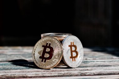 Altın kırmızı bitcoin sikke