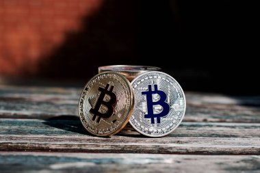 Altın kırmızı bitcoin sikke