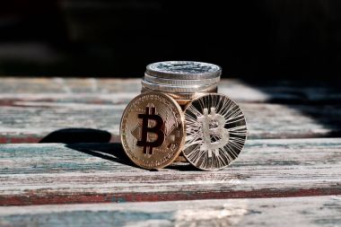 Altın kırmızı bitcoin sikke