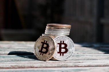 Altın kırmızı bitcoin sikke