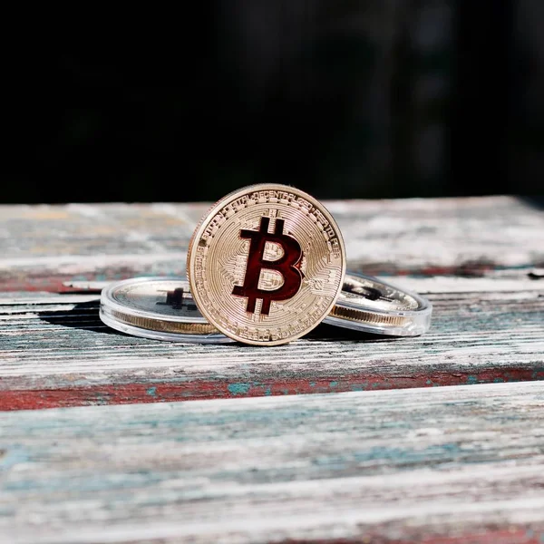 Mince zlaté červené bitcoin — Stock fotografie