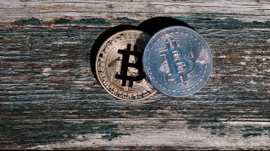 Altın kırmızı bitcoin sikke