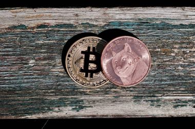 Altın kırmızı bitcoin sikke