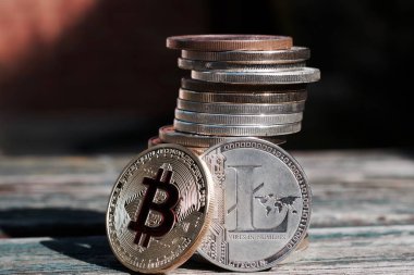 Altın kırmızı bitcoin sikke