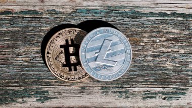 Altın kırmızı bitcoin sikke