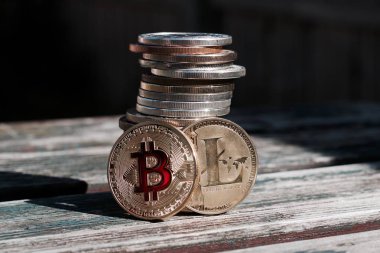 Altın kırmızı bitcoin sikke