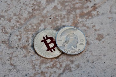 Altın kırmızı bitcoin sikke