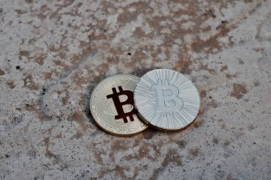 Altın kırmızı bitcoin sikke