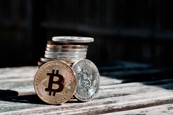 Moneda de oro bitcoin rojo — Foto de Stock