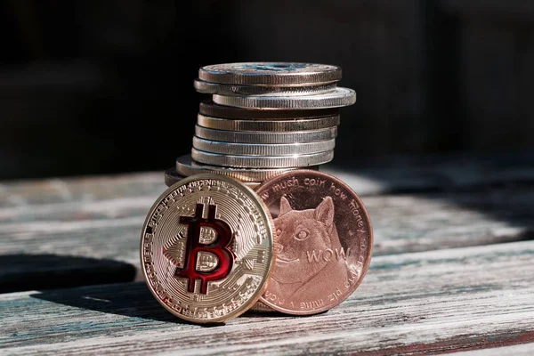 Goud rood bitcoin munt — Stockfoto