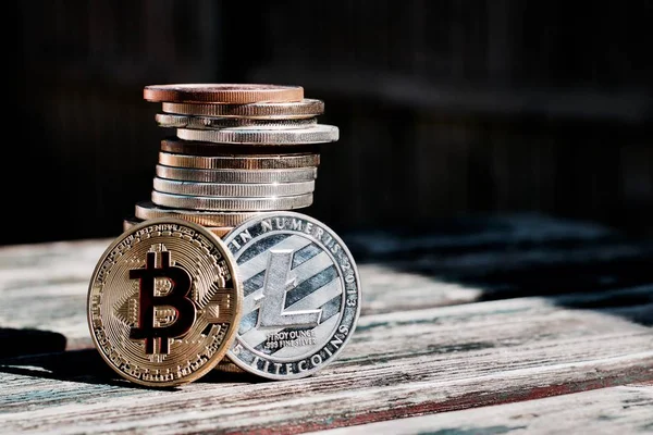 Altın kırmızı bitcoin sikke