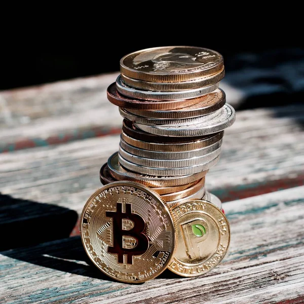 Altın kırmızı bitcoin sikke