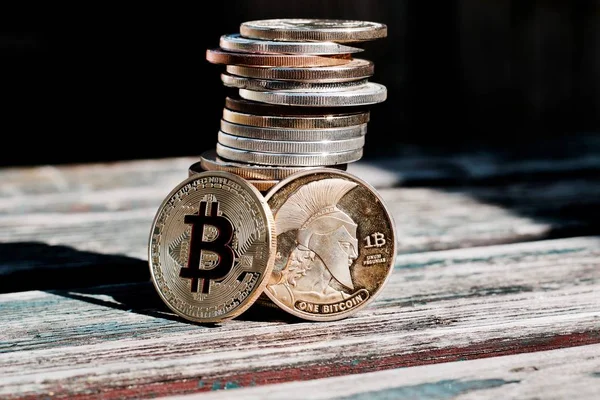 Moneda de oro bitcoin rojo — Foto de Stock