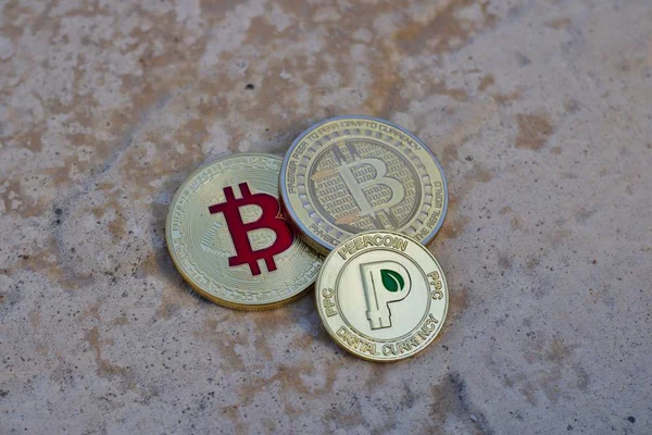 Altın kırmızı bitcoin sikke