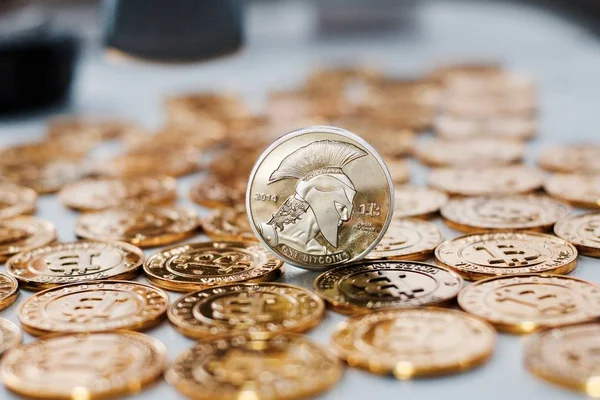 Bitcoin mince na zlaté mince — Stock fotografie