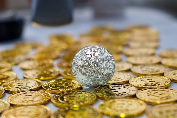 Bitcoin en monedas de oro — Foto de Stock