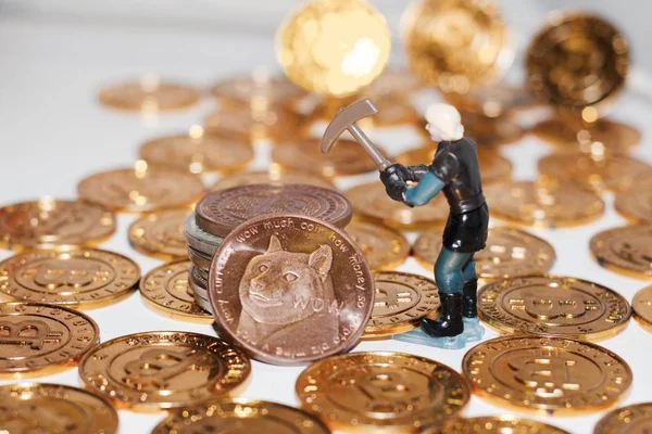 Messing dogecoin mijnbouw — Stockfoto