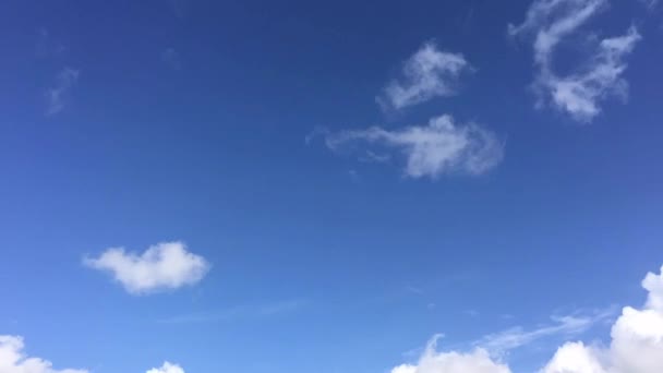 Grandes nubes blancas — Vídeo de stock
