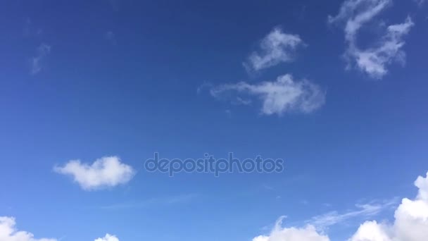 Grandes nubes blancas — Vídeo de stock