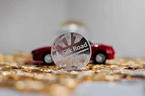Kırmızı araba yakınındaki Bitcoin sikke — Stok fotoğraf