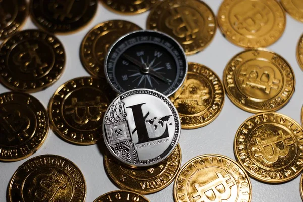 Litecoin mince a kompas — Stock fotografie