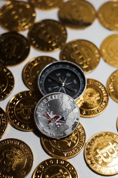 Brexit mince poblíž kompasu — Stock fotografie