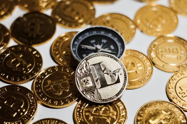 Litecoin mince a kompas — Stock fotografie