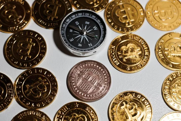 Bitcoin mince poblíž kompas — Stock fotografie