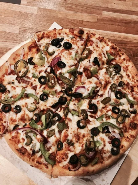 Świeża pizza włoska — Zdjęcie stockowe