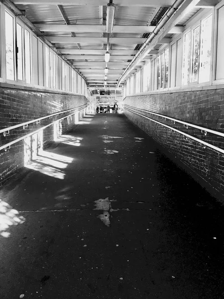 Černé a bílé vlakové nádraží — Stock fotografie