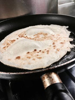 Tava üzerinde taze gözleme