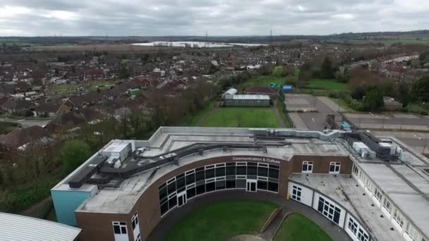Terbang di atas sekolah — Stok Video