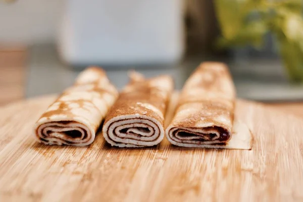 Deliciosos panqueques en el tablero de madera — Foto de Stock