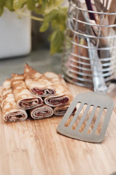 Deliciosos panqueques en el tablero de madera — Foto de Stock