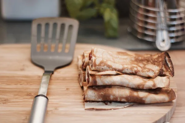 Deliciosos panqueques en el tablero de madera — Foto de Stock