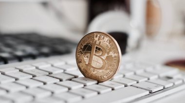 Bitcoin para üstünde belgili tanımlık klavye