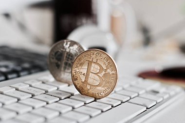 Bitcoin para üstünde belgili tanımlık klavye