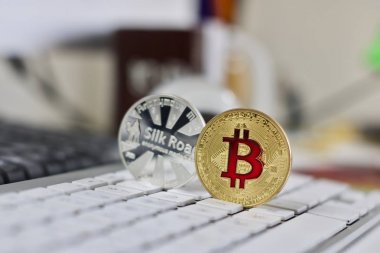 Bitcoin para üstünde belgili tanımlık klavye