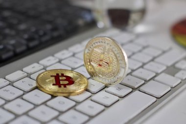 Bitcoin para üstünde belgili tanımlık klavye