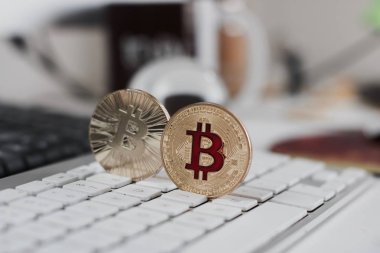 Bitcoin para üstünde belgili tanımlık klavye