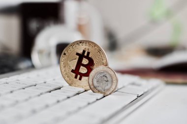 Bitcoin para üstünde belgili tanımlık klavye