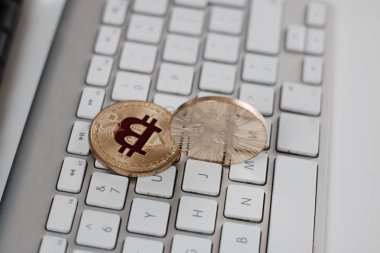 Bitcoin para üstünde belgili tanımlık klavye