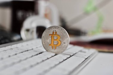 Bitcoin para üstünde belgili tanımlık klavye