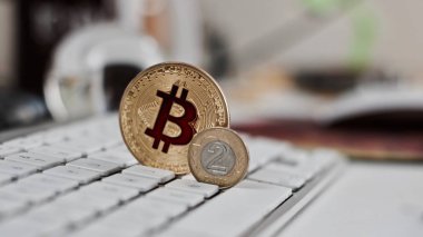 Bitcoin para üstünde belgili tanımlık klavye