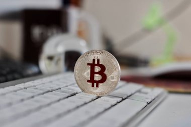 Bitcoin para üstünde belgili tanımlık klavye