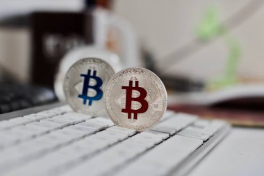 Bitcoin para üstünde belgili tanımlık klavye