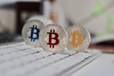 Bitcoin para üstünde belgili tanımlık klavye