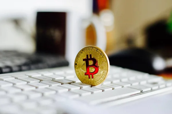 Bitcoin en el teclado —  Fotos de Stock