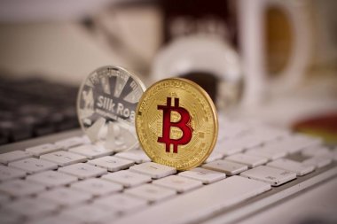 Bitcoin para üstünde belgili tanımlık klavye